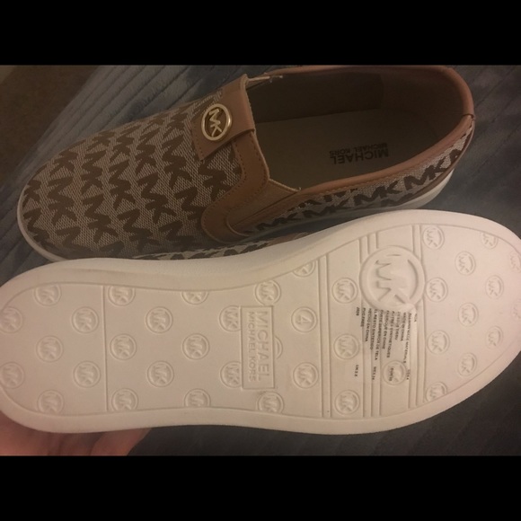 Michael Kors Purse with matching shoes 👟 👛👜❤️ - Picture 6 of 6